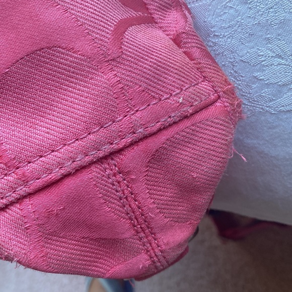 Coach, cross body, large size and in beautiful pink, messenger handbag. - Picture 12 of 15